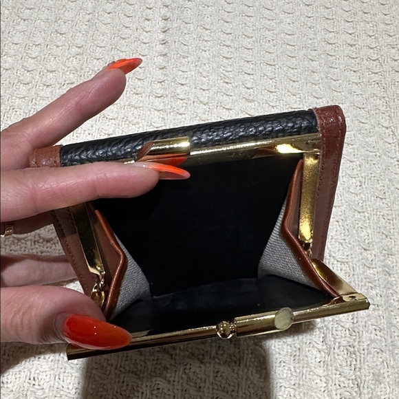 Dooney & Bourke Vintage
AWL Kiss Lock Wallet
Black and Brown Leather Wallet - Picture 6 of 7